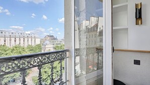Interior - THOUGHTFULLY DESIGNED WITH CONTEMPORARY ELEGANCE NEXT TO LOUVRE -RUE SAINT DENIS (Paris)
