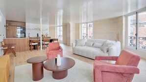 TV - THOUGHTFULLY DESIGNED WITH CONTEMPORARY ELEGANCE NEXT TO LOUVRE -RUE SAINT DENIS (Paris)