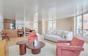 TV - THOUGHTFULLY DESIGNED WITH CONTEMPORARY ELEGANCE NEXT TO LOUVRE -RUE SAINT DENIS (Paris)