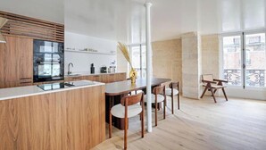 Coffee/tea maker, fridge, microwave, oven - THOUGHTFULLY DESIGNED WITH CONTEMPORARY ELEGANCE NEXT TO LOUVRE -RUE SAINT DENIS (Paris)