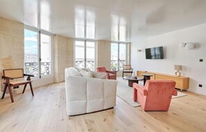 TV - THOUGHTFULLY DESIGNED WITH CONTEMPORARY ELEGANCE NEXT TO LOUVRE -RUE SAINT DENIS (Paris)