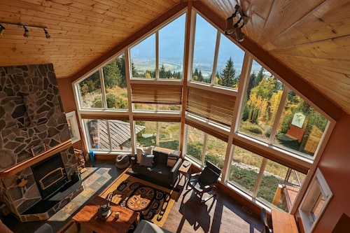 Golden Valley Lodge with hot tub & mountain views
