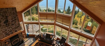 Golden Valley Lodge with hot tub & mountain views