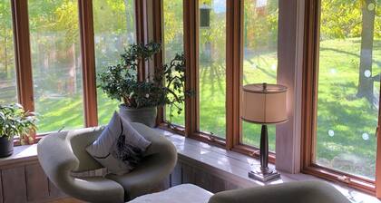 Beautiful and serene. private farmhouse on acreage. Gorgeous views over valley.