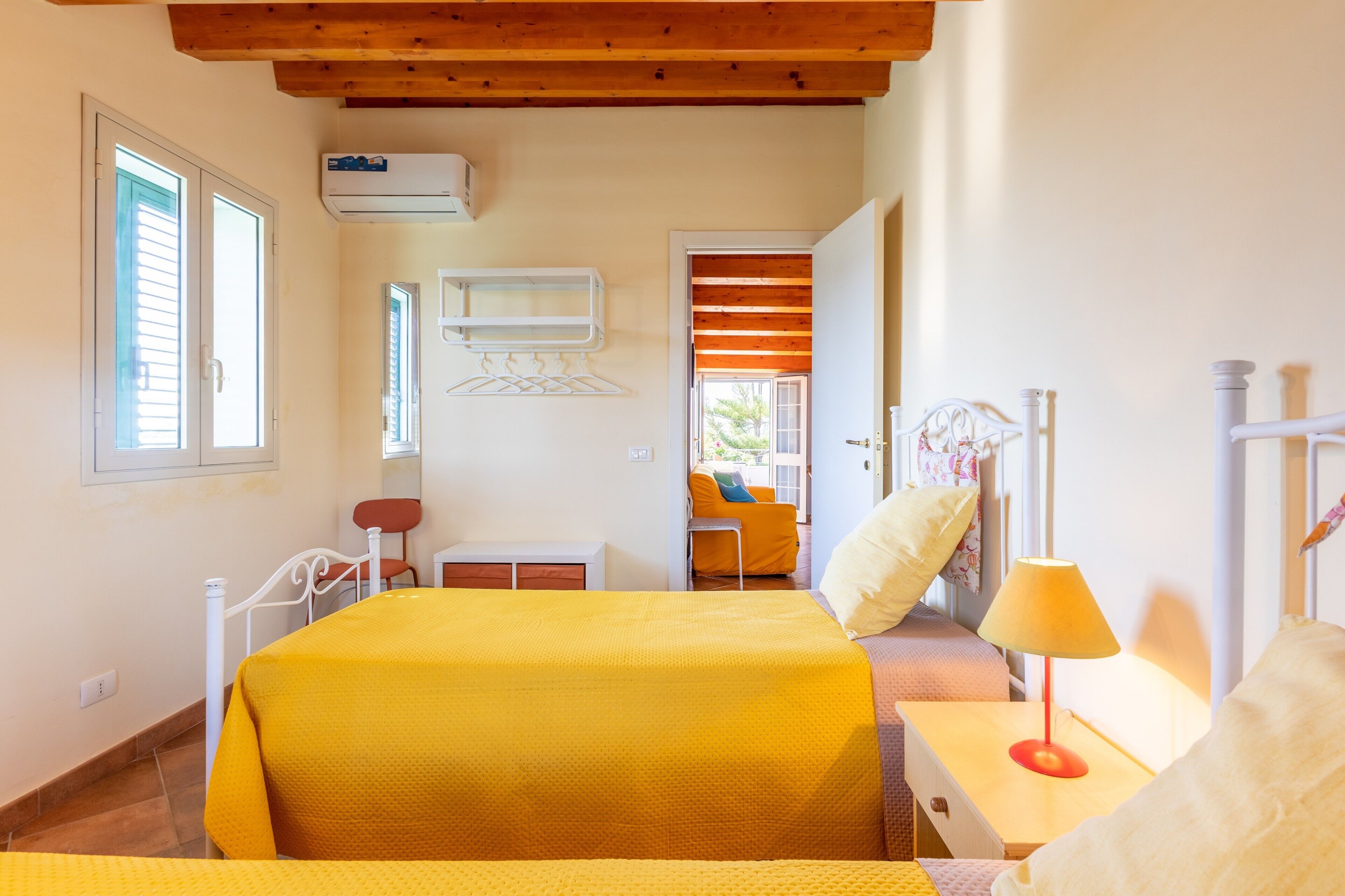 Tabla de planchar con plancha, wifi y ropa de cama 