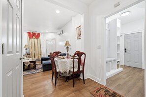 Dining - Cozy 2-bedroom house in beautiful Sharon Hill with In-unit laundry (Sharon Hill)