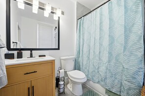 Towels, soap, toilet paper - Cozy 2-bedroom house in beautiful Sharon Hill with In-unit laundry (Sharon Hill)