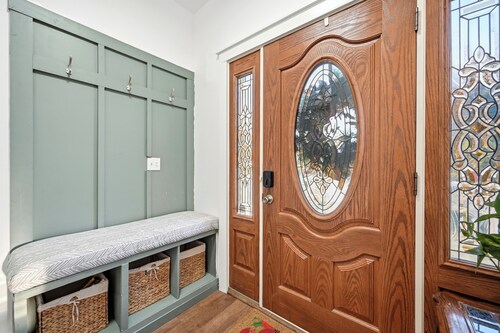 2BR Near PHL: King Bed + Free Parking+
In-unit laundry