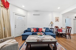 Smart TV - Cozy 2-bedroom house in beautiful Sharon Hill with In-unit laundry (Sharon Hill)