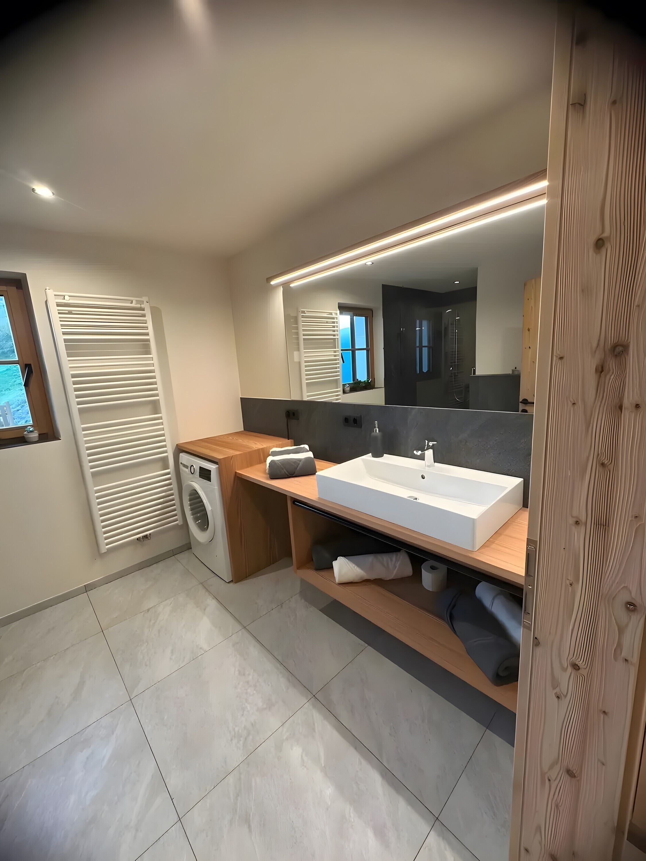 Douche, sèche-cheveux, serviettes fournies