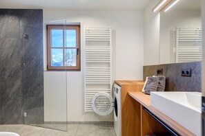 Shower, hair dryer, towels - Apartment 'Riemhof Riemerbergl' with Lake View, Shared Garden and Wi-Fi (St Walburg)