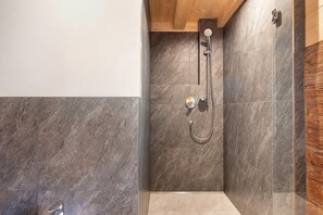 Douche, sĂšche-cheveux, serviettes fournies