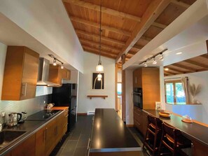 Réfrigérateur, lave-vaisselle, cafetière/bouilloire