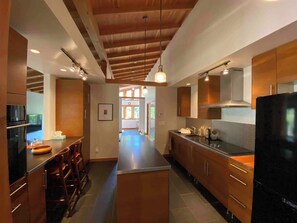 Køleskab, opvaskemaskine, kaffe-/temaskine