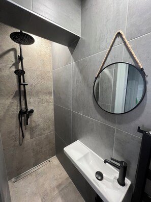 Shower, hair dryer, towels, soap - Peaceful 3-bedroom apartment in the heart of Sofia (Sofia)
