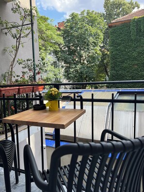 Outdoor dining - Peaceful 3-bedroom apartment in the heart of Sofia (Sofia)