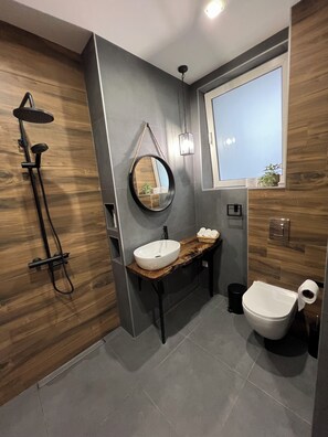 Een douche, een haardroger, handdoeken, zeep