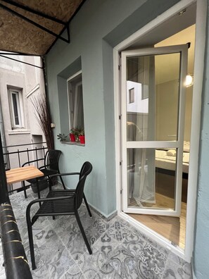 Outdoor dining - Peaceful 3-bedroom apartment in the heart of Sofia (Sofia)