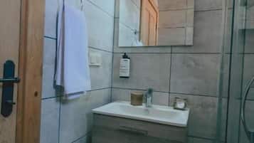 Doccia, set di cortesia gratuito, asciugacapelli, pantofole