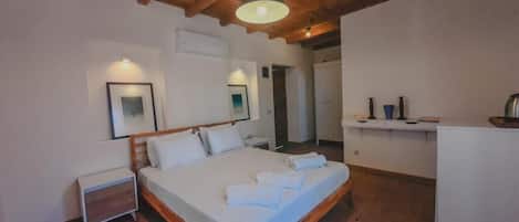 Escriptori, espai de treball apte per a portàtils i cortines opaques