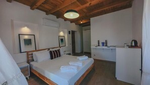 Desk, laptop workspace, blackout drapes, iron/ironing board - Gulhiz (Datca)