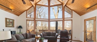 Cozy family lake house on Kentucky Lake, w/ private dock & sleeps 12