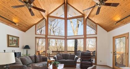 Cozy family lake house on Kentucky Lake, w/ private dock & sleeps 12