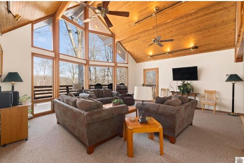Cozy family lake house on Kentucky Lake, w/ private dock & sleeps 12