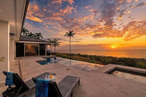A heated pool - Oceanview Air-Conditioned Kona Estate w/ Infinity Pool & Sunset Views (Kailua Kona)