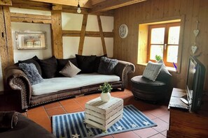 TV, fireplace, books - Historic country house in the Allgäu - space for 30 guests, pure nature & relaxation (Dietmannsried)