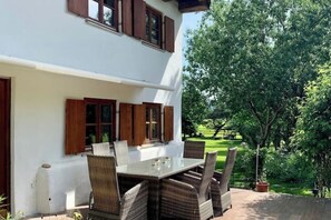 Outdoor dining - Historic country house in the Allgäu - space for 30 guests, pure nature & relaxation (Dietmannsried)