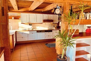 Fridge, microwave, oven, stovetop - Historic country house in the Allgäu - space for 30 guests, pure nature & relaxation (Dietmannsried)