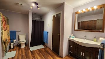 Sèche-cheveux, bidet, serviettes fournies, savon