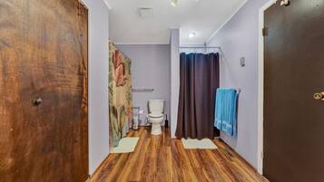 Sèche-cheveux, bidet, serviettes fournies, savon