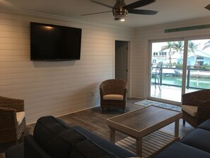 Smart TV - Tranquil property in Key Colony with a heated pool on the canal (Key colony Beach)