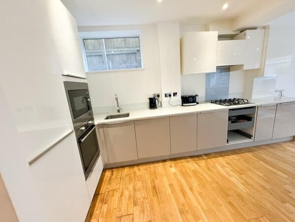 Fridge, microwave, oven, stovetop - The Grange Serviced Apartment-1 (London)