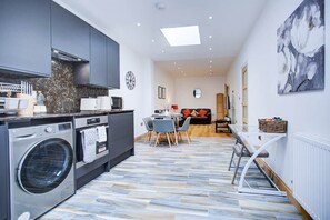 Fridge, microwave, oven, toaster - Cornwall The Duchess 3 Bed Duplex 10 guests (London)
