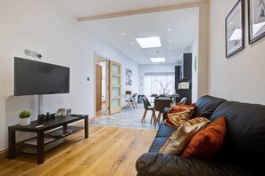TV - Cornwall The Duchess 3 Bed Duplex 10 guests (London)