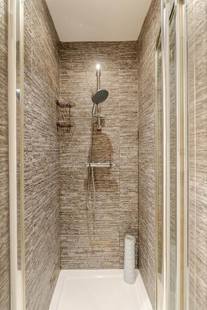 Dusche, Haartrockner, Seife, Toilettenpapier