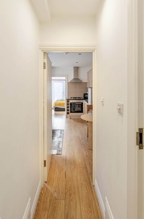 Kühlschrank, Mikrowelle, Ofen, Wasserkocher mit Kaffee-/Teezubehör