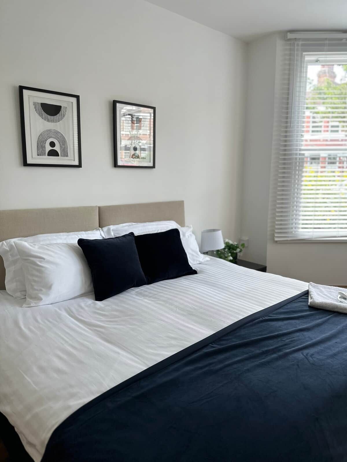 2 habitaciones, tabla de planchar con plancha, wifi y ropa de cama 