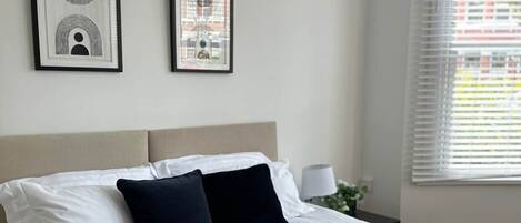 2 habitaciones, tabla de planchar con plancha, wifi y ropa de cama