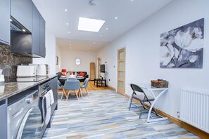 Fridge, microwave, oven, coffee/tea maker - Cornwall The Duke 2 bed ground floor apartment (London)