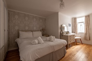 3 bedrooms, iron/ironing board, free WiFi, bed sheets - MacDuff Cottage | Elie (Elie)
