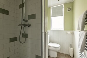 Shower, hair dryer, towels, soap - MacDuff Cottage | Elie (Elie)