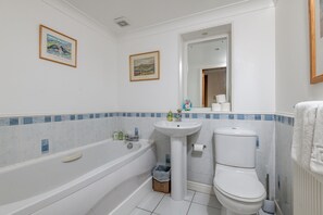 Shower, hair dryer, towels, soap - Golf Court (No 2) | Elie (Elie)