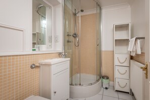 Shower, hair dryer, towels, soap - Golf Court (No 2) | Elie (Elie)