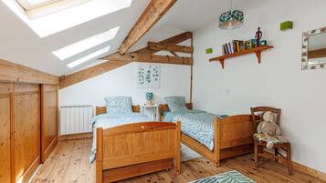 5 bedrooms, iron/ironing board, WiFi, bed sheets