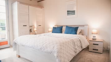 4 bedrooms, iron/ironing board, WiFi, bed sheets