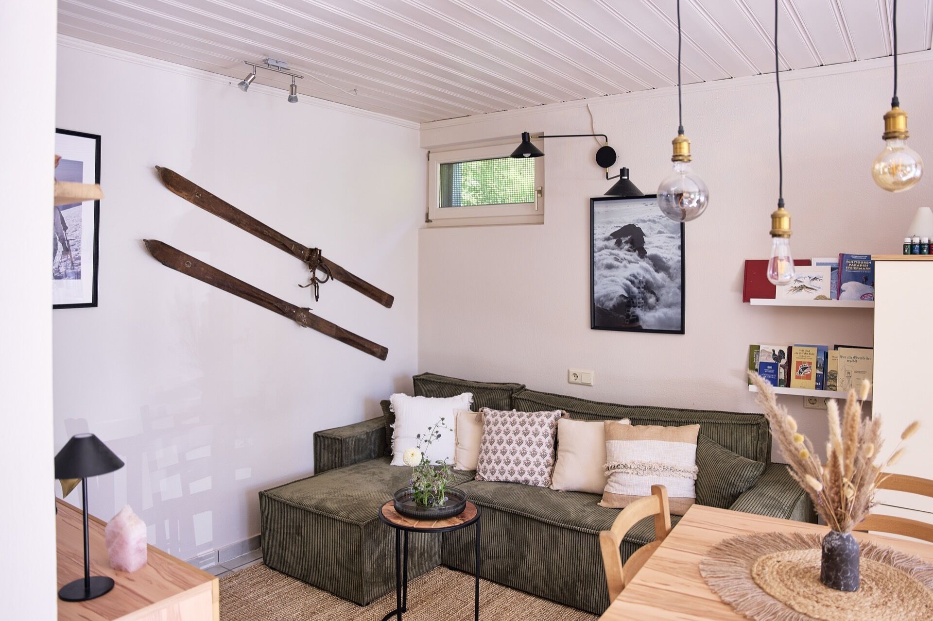 TV connectée, livres, chaîne hi-fi